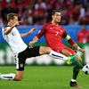 Cristiano Ronaldo (phải) tranh bóng quyết liệt với Florian Klein của Áo trong trận đấu. (Nguồn: EPA/TTXVN)