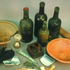 Một số chai bia và đồ dùng được tìm thấy trong con tàu đắm. (Nguồn: independent.co.uk)