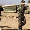 Binh lính Syria chuẩn bị tên lửa tấn công vị trí của nhóm IS ở tỉnh Raqqa. (Nguồn: AP)