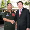 Chủ tịch Ủy ban Nhân dân Thành phố Hồ Chí Minh Nguyễn Thành Phong tiếp Bộ trưởng Bộ Quốc phòng Lào Chansamone Channhalat. (Ảnh: Thanh Vũ/TTXVN)