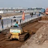 Các phương tiện thi công cải tạo, nâng cấp Quốc lộ 10 đoạn qua huyện An Dương, Hải Phòng. (Ảnh: Lâm Khánh/TTXVN)