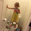 Cô bé 3 tuổi Chandler đang giữ thăng bằng trên bệ toilet. (Nguồn: Facebook)
