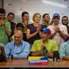 Thủ lĩnh phe đối Venezuela Henrique Capriles (áo xanh đội mũ) phát biểu tại buổi họp báo ở thủ đô Caracas. (Nguồn: EPA/TTXVN) 