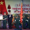 Phó Thủ tướng Trương Hòa Bình trao Huân chương Bảo vệ Tổ quốc Hạng nhất cho Binh chủng Pháo binh. (Ảnh: An Đăng/TTXVN)