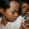 Tiêm vắcxin cho trẻ em Indonesia. (Nguồn: AFP)