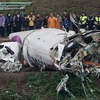  Xác máy bay ATR 72-600 trên bờ sông Cơ Long, Đài Bắc. (Nguồn: AFP/TTXVN)