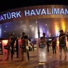 Cảnh sát phong tỏa lối vào sân bay Ataturk sau vụ tấn công. (Nguồn: EPA/TTXVN)