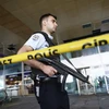 Cảnh sát Thổ Nhĩ Kỳ phong tỏa tại sân bay Ataturk sau vụ đánh bom. (Nguồn: AFP/TTXVN)