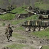 Lực lượng phòng vệ Nagorny Karabakh tuần tra tại làng Mataghis, Azerbaijan. (Nguồn: AFP/TTXVN)