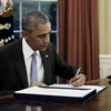 Tổng thống Mỹ Barack Obama ký một dự luật. (Nguồn: EPA/TTXVN)