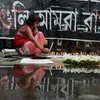 Người dân ở Kolkata, Ấn độ thắp nến tưởng niệm các nạn nhân thiệt mạng trong vụ tấn công bắt giữ con tin tại Bangladesh. (Nguồn: AFP/TTXVN)