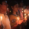 Người dân Bangladesh dự buổi lễ thắp nến tưởng niệm các nạn nhân vụ tấn công khủng bố ở Dhaka. (Nguồn: THX/TTXVN)
