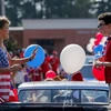 Người dân tham gia lễ diễu hành mừng Quốc khánh tại Avondale Estates, Georgia. (Nguồn: EPA/TTXVN)