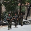 Binh sỹ Syria tuần tra trên các đường phố al-Khalidiya, thành phố Aleppo. (Nguồn: AFP/TTXVN)