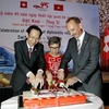 Nghi thức cắt bánh mừng Kỷ niệm 45 năm ngày thiết lập quan hệ ngoại giao Việt Nam-Thụy Sĩ. (Ảnh: Thế Anh/TTXVN)