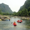Du khách vui chơi tại khu du lịch Suối Moọc và Sông Chày-Hang Tối trong quần thể du lịch hang động Quảng Bình. (Ảnh: Đức Thọ/TTXVN)
