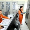 Công nhân EVN Hà Nội vận hành cấp điện tại trạm 110kV Nội Bài. (Ảnh: Ngọc Hà/TTXVN)