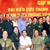 Chủ tịch Mặt trận Tổ quốc Việt Nam Nguyễn Thiện Nhân với các đại biểu thanh niên xung phong. (Ảnh: Nguyễn Dân/TTXVN)