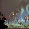 Nhà khảo cổ học Sebastián Apesteguía công bố hình ảnh loài khủng long mới phát hiện. (Nguồn: AP)