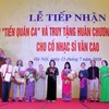 Chủ tịch Quốc hội Nguyễn Thị Kim Ngân trao tặng Huân chương Hồ Chí Minh cho gia đình cố nhạc sỹ Văn Cao. (Ảnh: Phương Hoa/TTXVN)