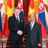 Thủ tướng Nguyễn Xuân Phúc và Thủ tướng Slovakia Robert Fico tại lễ đón. (Ảnh:Thống Nhất/TTXVN)