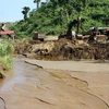 Hàng ngàn mét khối đất bùn được tích tụ trong khu vực mỏ của Công ty Khoáng sản và Cơ khí - Mỏ mangan MIMECO Phúc Sơn gây ô nhiễm nghiêm trọng. (Ảnh: Văn Tý/TTXVN)