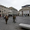 Cảnh sát và lực lượng an ninh Bỉ tuần tra trên đường phố ở Brussels. (Nguồn: EPA/TTXVN)