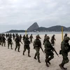 Lính thủy đánh bộ Brazil diễn tập chống bạo loạn tại khu vực bờ biển Flamengo ở thành phố Rio de Janeiro. (Nguồn: AFP/TTXVN)