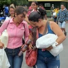 Người dân Venezuela sang mua sắm hàng hóa tại Cucuta, Colombia. (Nguồn: EPA/TTXVN)