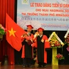 Giám đốc Đại học Đà Nẵng Trần Văn Nam (phải) trao danh hiệu Tiến sỹ danh dự cho ông Hagiwara Seiji. (Ảnh: Đinh Văn Nhiều/TTXVN)