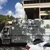 Xe của đội phá bom bên ngoài tòa nhà Sở Cảnh sát Miami. (Nguồn: Twitter) 