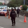 Cảnh sát Thụy Sĩ kiểm tra xe ra vào sân bay Geneva. (Nguồn: Reuters)