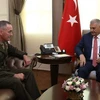 Tướng Joseph Dunford (trái) và Thủ tướng Thổ Nhĩ Kỳ Binali Yildirim. (Nguồn: AP)