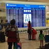 Hành khách chờ đợi thông tin về chuyến bay tại sân bay Dubai, UAE. (Nguồn: AFP/TTXVN)