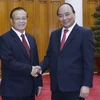 Thủ tướng Nguyễn Xuân Phúc tiếp Phó Thủ tướng, Bộ trưởng Bộ Tài chính Lào Somdy Douangdy. (Ảnh: An Đăng/TTXVN)