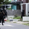 Cảnh sát chống khủng bố Indonesia đột kích một căn nhà ở Batam sau khi bắt giữ 6 nghi can khủng bố. (Nguồn: EPA/TTXVN)
