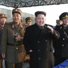 Nhà lãnh đạo Kim Jong-un (giữa) thị sát cuộc tập trận của quân đội Nhân dân Triều Tiên ở Bình Nhưỡng. (Nguồn: EPA/TTXVN)