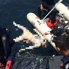 Các thợ lặn của Hải quân Malaysia trục vớt thi thể ngư dân Việt Nam mất tích. (Nguồn: nst.com.my)
