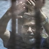 Tổng thống Ai Cập bị phế truất Mohamed Morsi tại phiên tòa ở Cairo ngày 16/5. (Nguồn: AFP/TTXVN)
