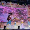 Các nghệ nhân tỉnh Nagasaki trình diễn nghệ thuật múa rồng. (Ảnh: Hữu Trung/TTXVN)