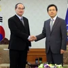 Chủ tịch Mặt trận Tổ quốc Việt Nam Nguyễn Thiện Nhân hội kiến Thủ tướng Hàn Quốc Hwang Kyo-ahn. (Nguồn: YONHAP/TTXVN)