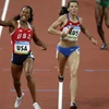 Vận động viên Anastasia Kapachinskaya (phải) trên đường chạy 4x400m tiếp sức tại Olympic Bắc Kinh 2008. (Nguồn: AP)