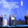 Chủ tịch Quốc hội Nguyễn Thị Kim Ngân trao Huân chương Độc lập hạng 3 cho Công ty Cổ phần Sữa Việt Nam. (Ảnh: Anh Tuấn/TTXVN)