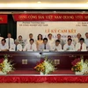 Chủ tịch Phòng Thương mại Công nghiệp Việt Nam Vũ Tiến Lộc cùng lãnh đạo UBND các tỉnh, thành phố ký cam kết. (Ảnh: Thanh Vũ/TTXVN)