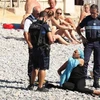 Cảnh sát Pháp yêu cầu một phụ nữ cởi bỏ bộ đồ bơi burkini. (Nguồn: msn.com)