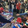Nông dân Argentina phát miễn phí hoa quả để phản đối siêu thị tăng giá. (Nguồn: La Nacion)