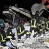 Lực lượng cứu hộ tìm kiếm nạn nhân động đất tại Amatrice, Italy. (Nguồn: EPA/TTXVN)