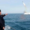 Nhà lãnh đạo Triều Tiên Kim Jong-un thị sát một vụ phóng thử tên lửa từ tàu ngầm. (Nguồn: Reuters/TTXVN)