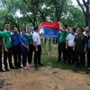 Các thủ khoa xuất sắc cùng các đại biểu trồng tặng cây xanh tại Đền Và. (Ảnh: Kim Chung/TTXVN)