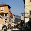 Lực lượng cứu hỏa, cứu hộ làm việc tại hiện trường đổ nát sau động đất tại Amatrice. (Nguồn: EPA/TTXVN)